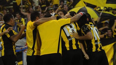 El apellido Goncálves está muy ligado a la historia del Peñarol porque el padre de Jorge, Néstor "Tito" Goncálves, es uno de los ídolos históricos de la institución. En la imagen el registro de otra de las celebraciones del cuadro "aurinegro" de Montevideo.