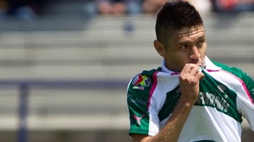 Oribe Peralta besa su camiseta tras anotarle a los Pumas.