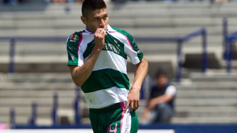 Oribe Peralta besa su camiseta tras anotarle a los Pumas.