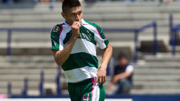 Oribe Peralta besa su camiseta tras anotarle a los Pumas.