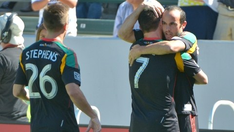 Keane y Donovan se felicitan por sus goles.