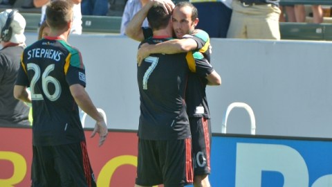 Keane y Donovan se felicitan por sus goles.