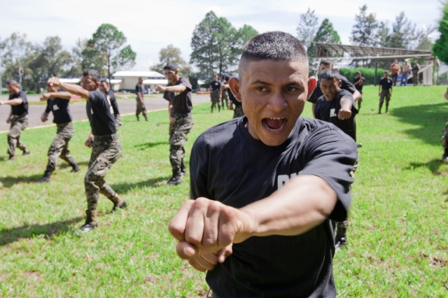 El Parlamento y el presidente de Honduras confían en que los soldados que integran la Policía Militar hagan un buen trabajo. Aquí se ven realizando maniobras de entrenamiento para el combate urbano.
