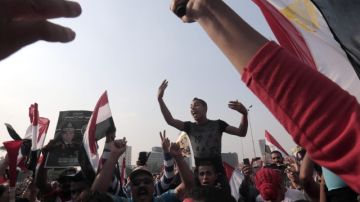 Simpatizantes del Ejército egipcio y del ministro de Defensa gritaban consignas contra la Hermandad Musulmana, en El Cairo, ayer.