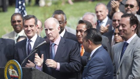 El gobernador Jerry Brown firmó la ley AB 60, que otorgará licencias de manejar a indocumentados.