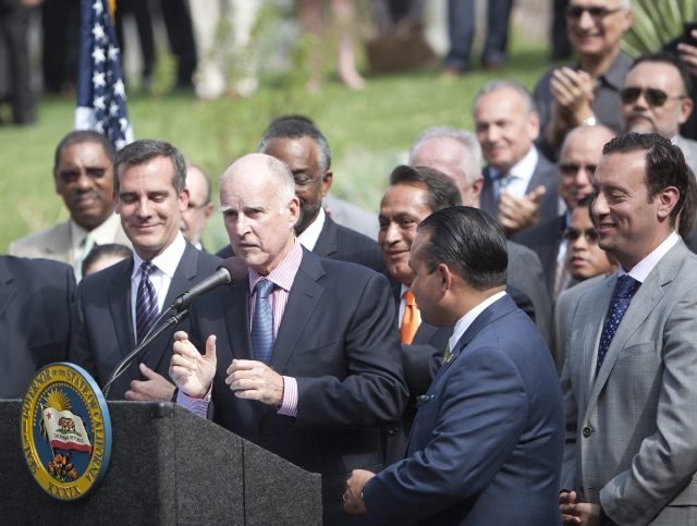 El gobernador Jerry Brown firmó la ley AB 60, que otorgará licencias de manejar a indocumentados.
