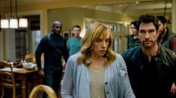 Toni Collette (izq.) debe enfrentarse a las amenazas de Dylan McDermott (der.) en 'Hostages'.