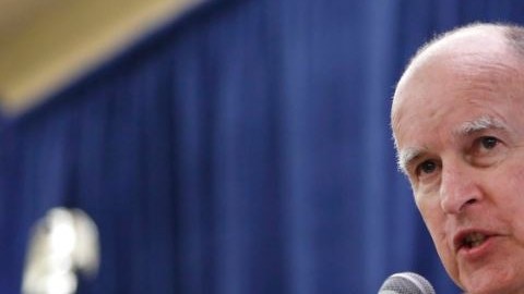 El gobernador Jerry Brown dijo que no pensaba que fuera correcto que los no ciudadanos fueran jurados.