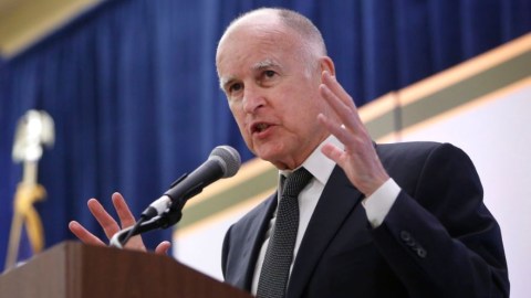 El gobernador Jerry Brown dijo que no pensaba que fuera correcto que los no ciudadanos fueran jurados.