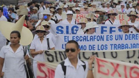Empleados del sistema de Salud salvadoreño participan en una marcha hoy, lunes 7 de octubre de 2013 hacia el Parlamento en San Salvador.