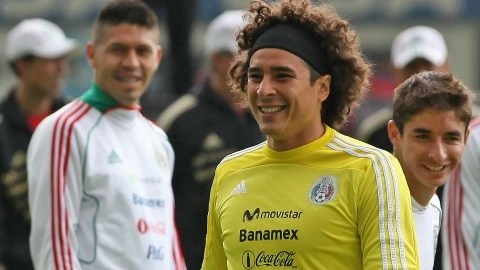 El portero de la selección mexicana, Guillermo Ochoa, sonríe durante los entrenamientos