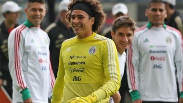 El portero de la selección mexicana, Guillermo Ochoa, sonríe durante los entrenamientos