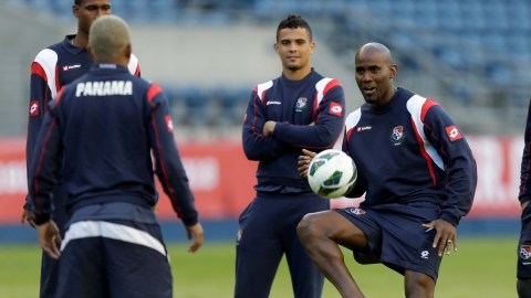 El panameño Felipe Baloy (con el balón) y sus coequiperos pueden estar tranquilos de cara a su crucial choque del viernes ante México.