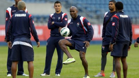 El panameño Felipe Baloy (con el balón) y sus coequiperos pueden estar tranquilos de cara a su crucial choque del viernes ante México.