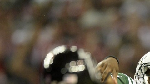 El mariscal de campo de los Jets de Nueva York, Geno Smith (7) jugó como un experimentado anoche ante los Halcones de Atlanta.