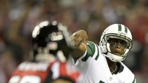 El mariscal de campo de los Jets de Nueva York, Geno Smith (7) jugó como un experimentado anoche ante los Halcones de Atlanta.