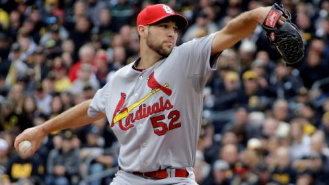Michael Wacha lanzó seis entradas sin permitir hit y encabezó a unos Cardenales indómitos que ahora decidirán la serie en su casa.