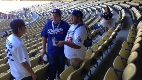 Víctor Sánchez, Ernesto Padilla y Mario Alcalá (izq. a der.) platican en las gradas del Dodger Stadium antes del juego.