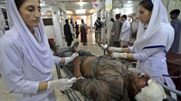 Uno de los  heridos es atendido en un hospital en Peshawar,  ayer, en Pakistán, tras un ataque con bomba a un centro sanitario.
