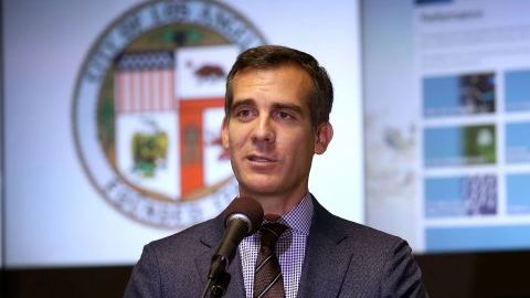 El alcalde de Los Ángeles Eric Garcetti durante la conferencia de prensa sobre los primeros cien días de gobierno.