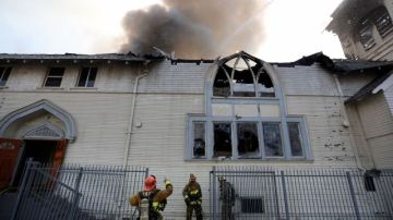 La iglesia Crouch Memorial Church of God in Christ, en el sur de Los Ángeles, sufrió un incendio que causó lesiones a 3 bomberos.