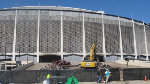 Los trabajadores solamente se limitaron a demoler algunas de las taquillas en el exterior y otros obstáculos alrededor del Astrodome