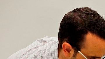 Rosa Guerra, de 52 años y residente en Los Angeles, recibe un examen de vista gratuito mientras aprovechaba para inscribirse en el “Obamacare” en un centro comunitario.