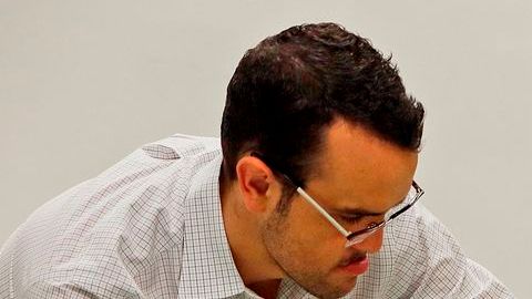 Rosa Guerra, de 52 años y residente en Los Angeles, recibe un examen de vista gratuito mientras aprovechaba para inscribirse en el “Obamacare” en un centro comunitario.