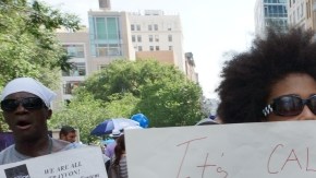 Personas toman parte en una manifestación a favor de Trayvon Martin en Manhattan, Nueva York.