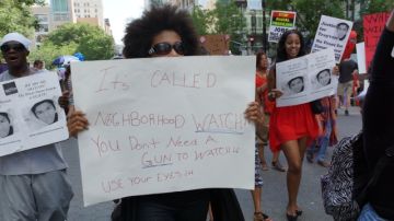 Personas toman parte en una manifestación a favor de Trayvon Martin en Manhattan, Nueva York.