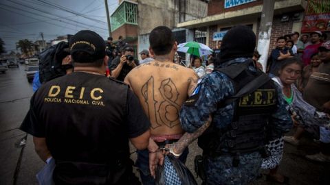 Agentes de la Policia Nacional de Guatemala escoltan a William Lázaro, alias 'El Escandaloso', supuesto pandillero de la Mara 18, ayer.