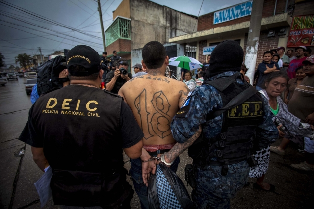 Agentes de la Policia Nacional de Guatemala escoltan a William Lázaro, alias 'El Escandaloso', supuesto pandillero de la Mara 18, ayer.