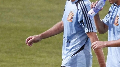 Xavi Hernández (izq.) y  Pedro en  la práctica de ayer.
