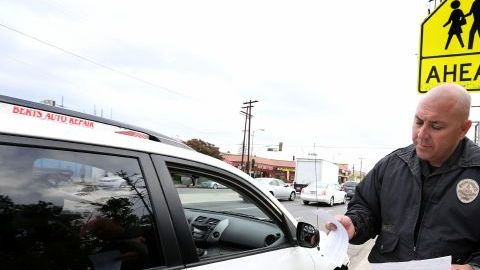 Un agente del LAPD emite una infracción a un conductor que no obedeció las leyes de tránsito durante un operativo realizado en North Hollywood.