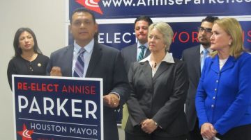 La alcaldesa de Houston Annise Parker, recibió el apoyo de funcionarios latinos más influyentes de la ciudad y del estado al menos de un mes de las elecciones.