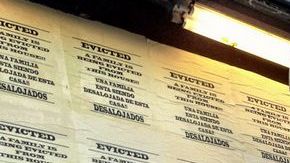 Dennis Maxwell e Indira Urrutia en la primera fase del mural en barda de Galería de la Raza; sobre la escalera, Todd Brown, de Red Poppy.