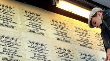 Dennis Maxwell e Indira Urrutia en la primera fase del mural en barda de Galería de la Raza; sobre la escalera, Todd Brown, de Red Poppy.