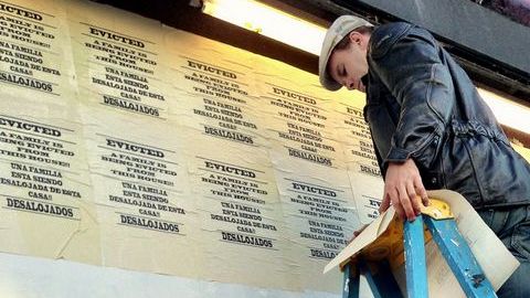 Dennis Maxwell e Indira Urrutia en la primera fase del mural en barda de Galería de la Raza; sobre la escalera, Todd Brown, de Red Poppy.