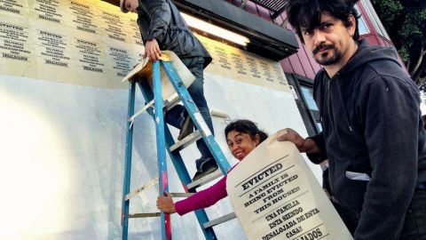 Dennis Maxwell e Indira Urrutia en la primera fase del mural en barda de Galería de la Raza; sobre la escalera, Todd Brown, de Red Poppy.