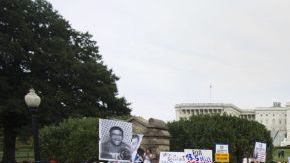 Manifestantes a favor de la reforma migratoria bloquean la Calle Primera en frente del Congreso en Washington.