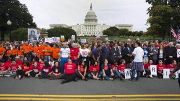 Manifestantes a favor de la reforma migratoria bloquean la Calle Primera en frente del Congreso en Washington.