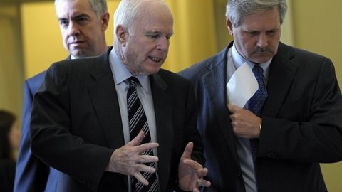 El senador republicano John McCain y otros líderes conversaron la posibilidad de aumentar el techo de endeudamiento.