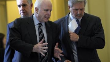 El senador republicano John McCain y otros líderes conversaron la posibilidad de aumentar el techo de endeudamiento.
