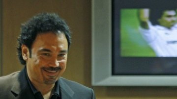 El exfutbolista mexicano Hugo Sánchez (i) y el presidente de la LFP, Javier Tebas, durante su presentación como embajador de la Liga de Fútbol Profesional en América