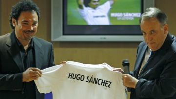 El exfutbolista mexicano Hugo Sánchez (i) y el presidente de la LFP, Javier Tebas, durante su presentación como embajador de la Liga de Fútbol Profesional en América