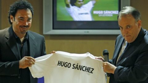 El exfutbolista mexicano Hugo Sánchez (i) y el presidente de la LFP, Javier Tebas, durante su presentación como embajador de la Liga de Fútbol Profesional en América