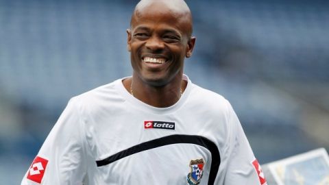 El técnico de Panamá, Dely Valdés, se disculpó por bromear con el himno mexicano