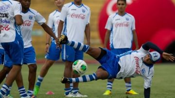 Los jugadores de la selección hondureña se preparan para enfrentar a Costa Rica