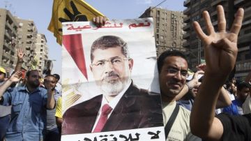 Simpatizantes del depuesto presidente Mohammed Morsi dicen 'Sí a la legitimidad, no al golpe de Estado', en protesta, en El Cairo.