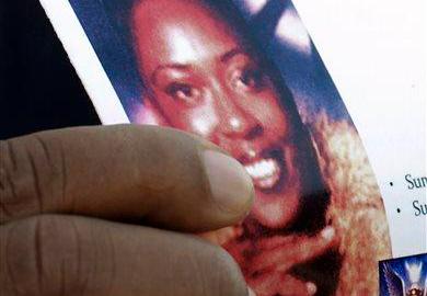 Una persona sostiene un volante con la imagen de Alesia Thomas, quien murió luego de ser arrestada por oficiales de LAPD en 2012.